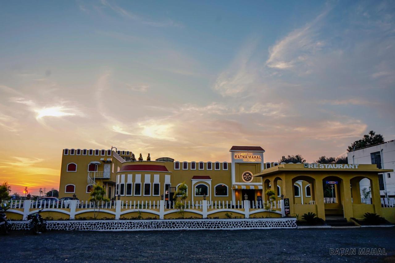 Ratna Mahal Dhamnod Exterior photo
