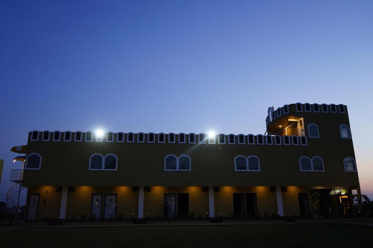 Ratna Mahal Dhamnod Exterior photo