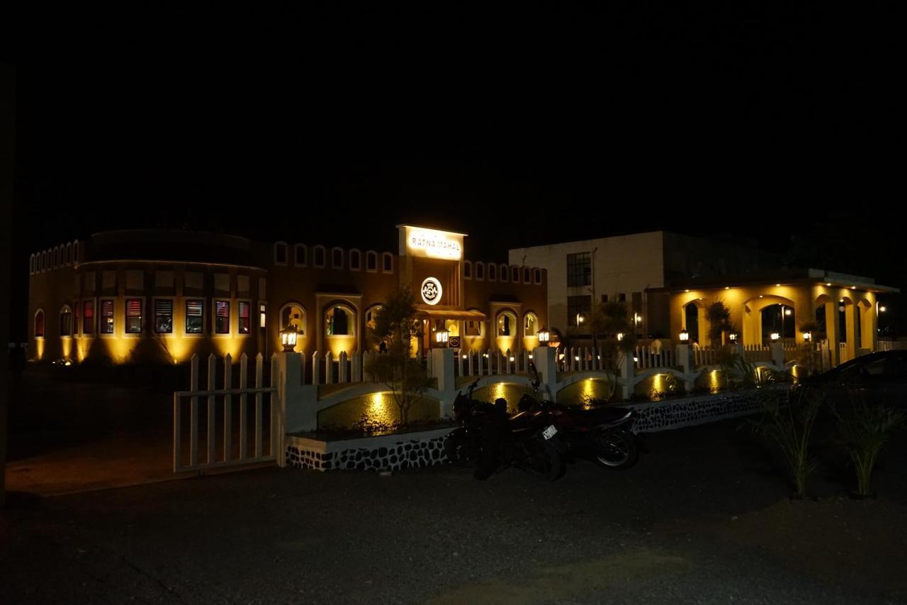 Ratna Mahal Dhamnod Exterior photo